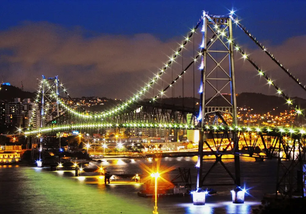 Ponte Hercílio Luz à noite em Florianópolis, Santa Catarina